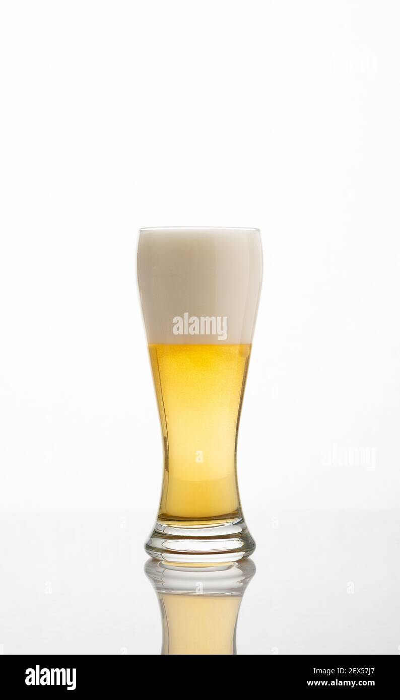 Verre d'un demi-litre avec bière légère et mousse isolée arrière-plan blanc  Photo Stock - Alamy