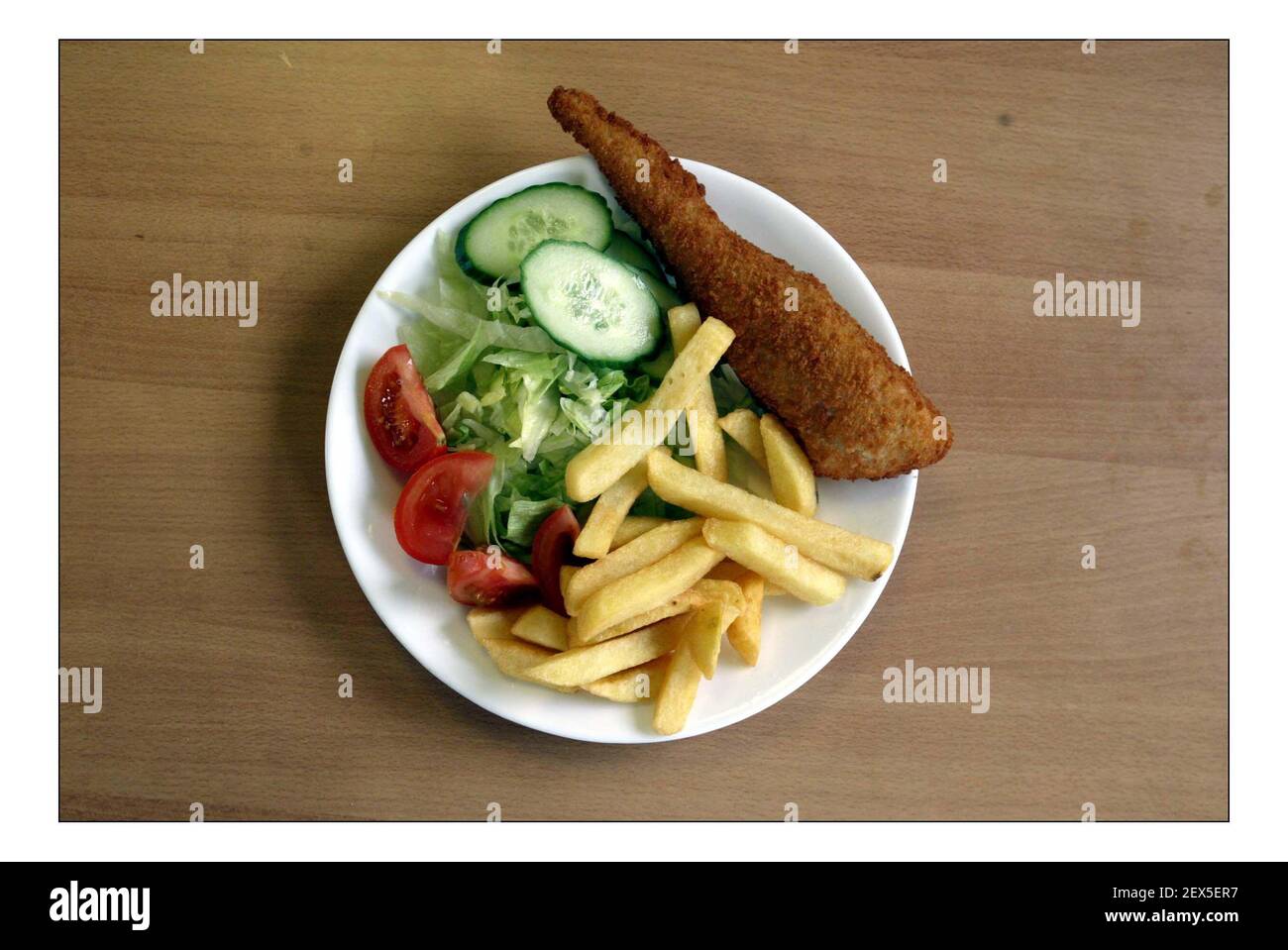 Entraînez-vous à la cantine à Leytonstone Station.Bexpané Cod , croustilles et assiette à salade pic David Sandison 1/4/2005 Banque D'Images