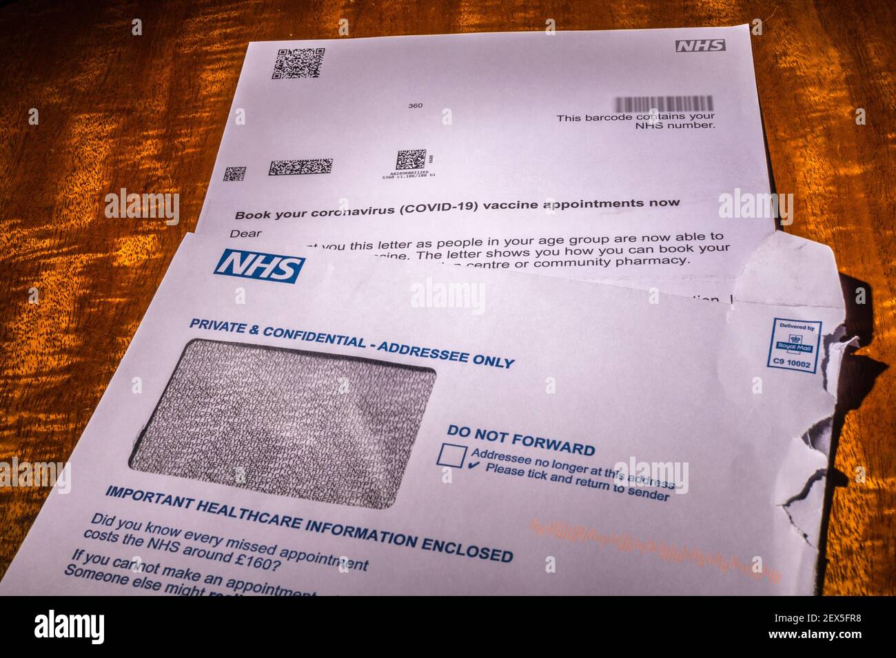 Lettre d'invitation du NHS pour réserver une vaccination contre le coronavirus pour une personne de plus de 60 ans avec une notice d'orientation. Retouché pour supprimer les informations personnelles. Banque D'Images