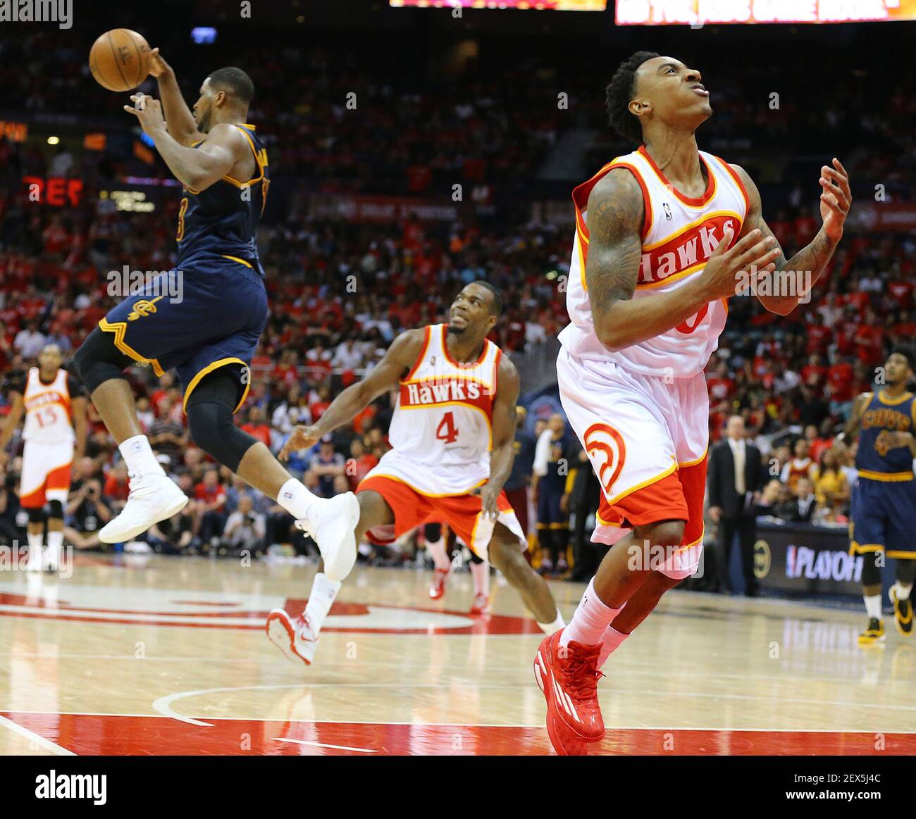 Le Tristan Thompson des Cleveland Cavaliers, à gauche, vole la balle du Jeff Teague des Atlanta Hawks, à droite, pendant la première moitié de la deuxième partie de la finale de la Conférence de l'est à Philips Arena à Atlanta, le vendredi 22 mai 2015. (Photo de Curtis Compton/Atlanta Journal-Constitution/TNS) *** Veuillez utiliser le crédit du champ de crédit *** Banque D'Images