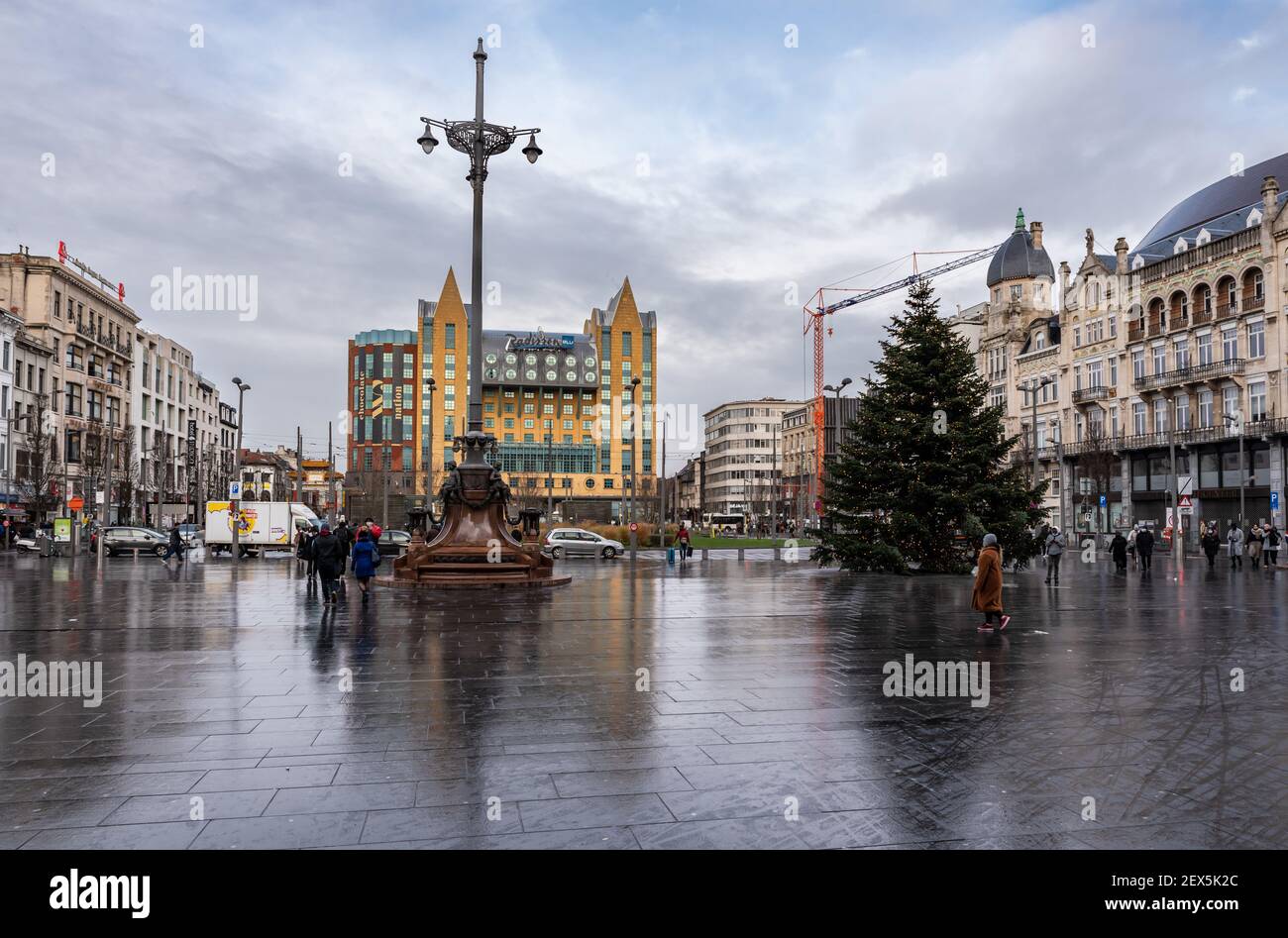 Anvers, Flandre - Belgique - 12 28 2020: Vue sur la place Reine Astrid dans la vieille ville d'Anvers Banque D'Images