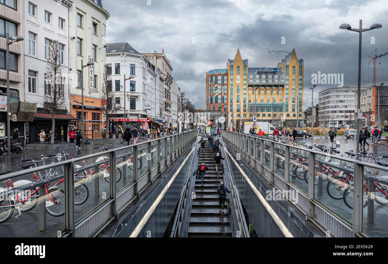 Anvers, Flandre - Belgique - 12 28 2020: Vue sur la place Reine Astrid dans la vieille ville d'Anvers depuis l'entrée du parking pour vélos Banque D'Images