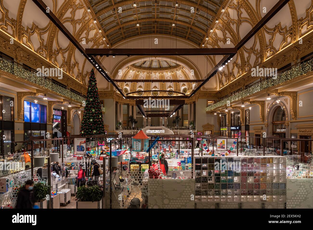 Anvers, Flandre - Belgique - 12 28 2020: Salle de bal historique rénovée en centre commercial Banque D'Images