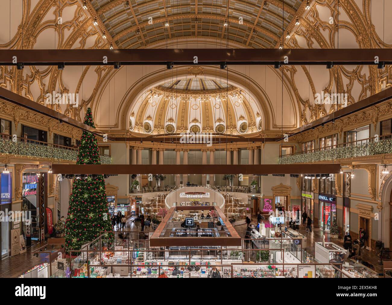 Anvers, Flandre - Belgique - 12 28 2020: Salle de bal historique rénovée en centre commercial Banque D'Images