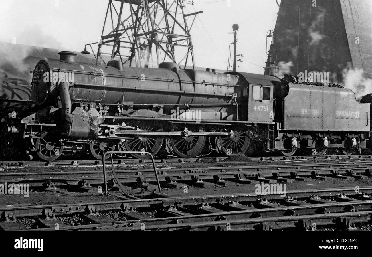 British Railways Stanier Black 5 Steam Loco (ex LMS) no 44751 illustré avec valve Caprotti, non daté, early1950. British Railways a converti 20 5 locos noirs en un engrenage à vannes Caprotti dans le cadre d'un programme expérimental, 44751 étant convertis en mars 1948. Le loco a été mis au rebut en 1964 Banque D'Images