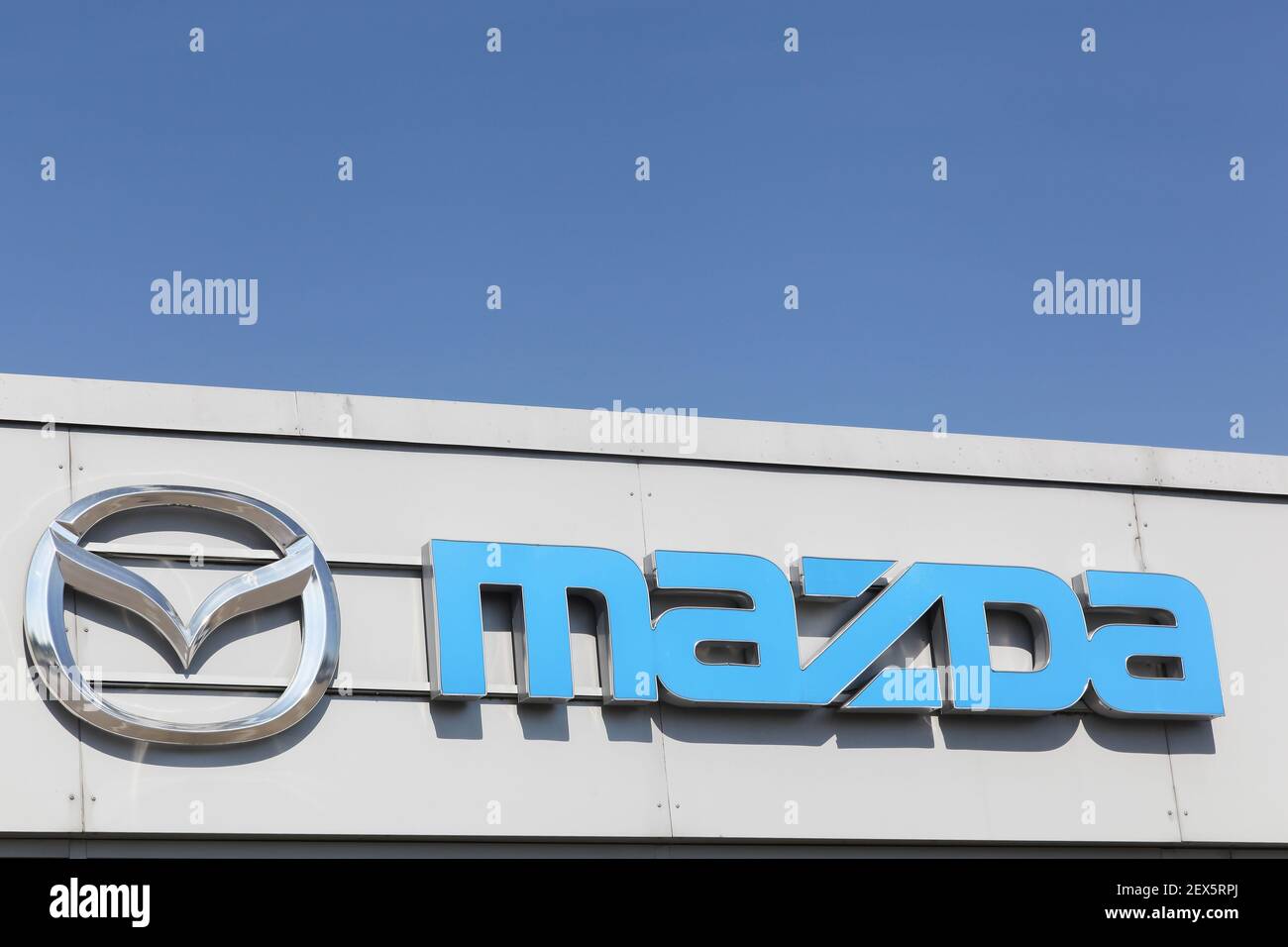 Fredericia, Danemark - 10 septembre 2016 : logo Mazda sur la façade du concessionnaire. Mazda est un constructeur automobile japonais basé à Fuchu, au Japon Banque D'Images