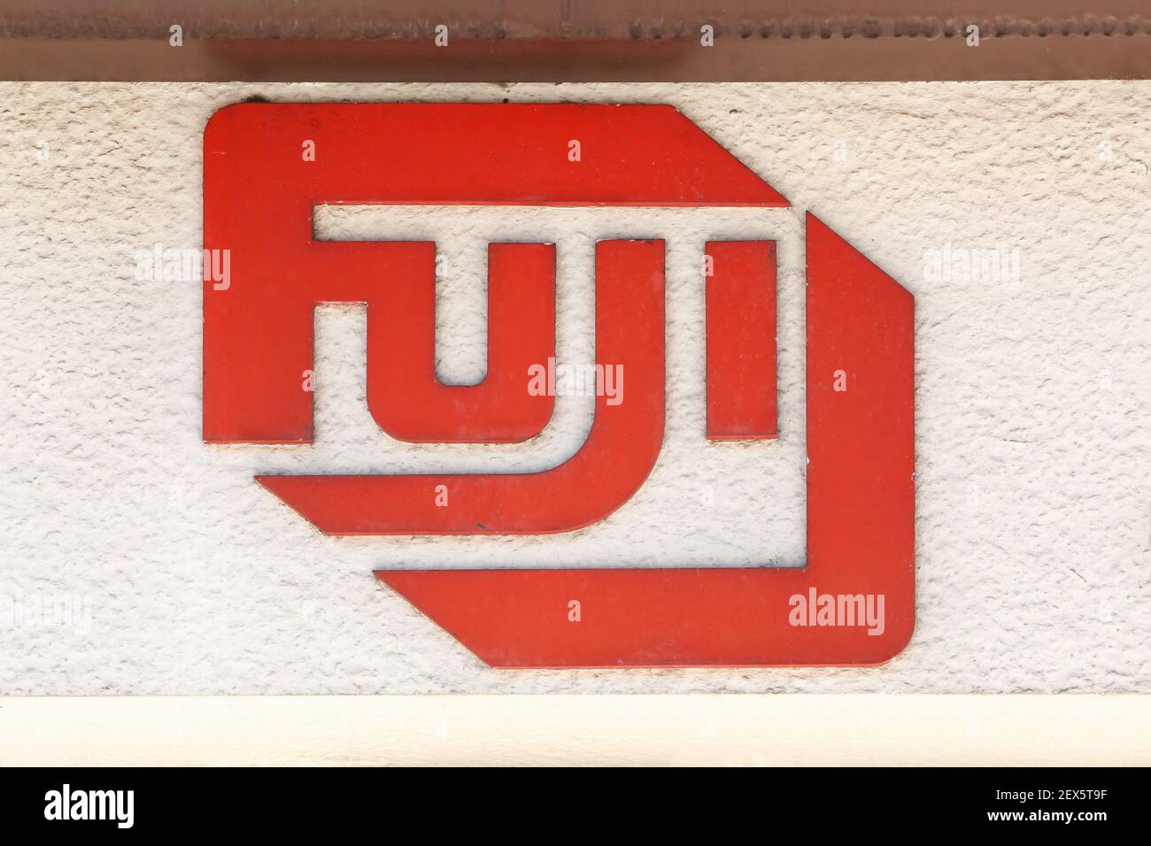 Villefranche, France - 17 mai 2020 : logo Fuji sur un mur. Fujifilm ou simplement Fuji est une multinationale japonaise de photographie et d'imagerie Banque D'Images