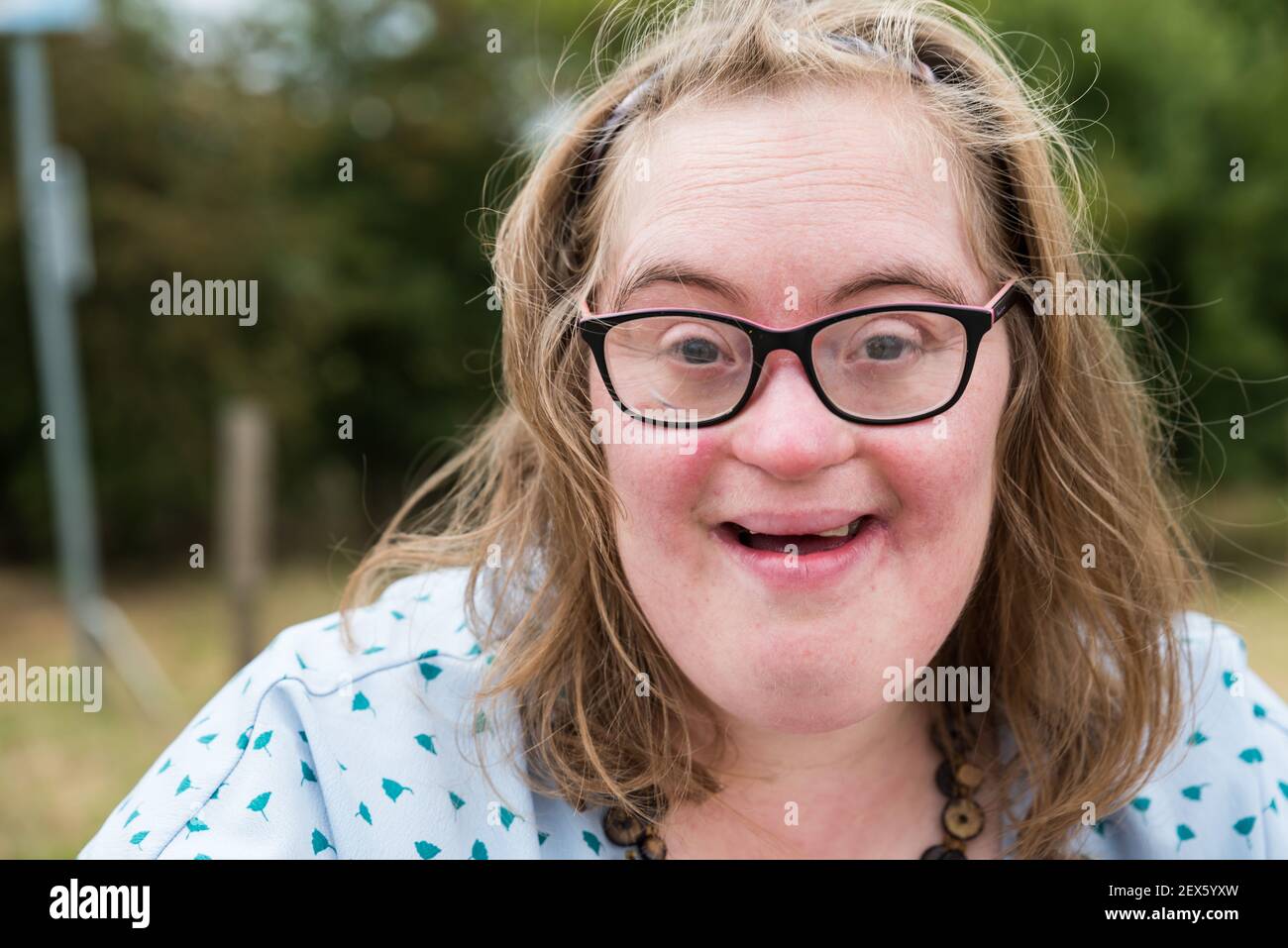 Portrait d'une femme de 37 ans atteinte du syndrome de Happy Down ancien Banque D'Images