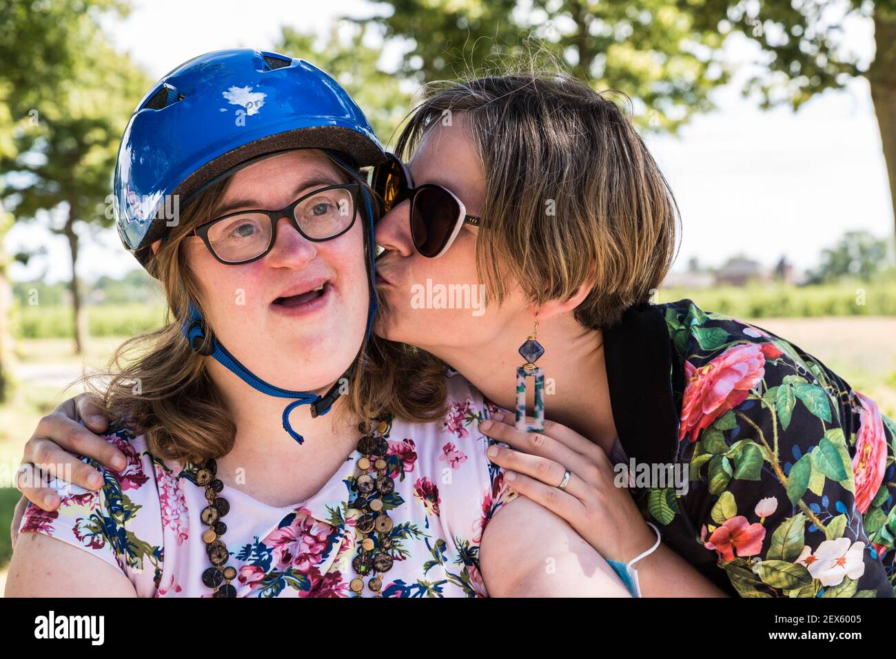 Portrait d'une femme de 37 ans atteinte du syndrome de Happy Down vieux embrassé par une femme normale Banque D'Images