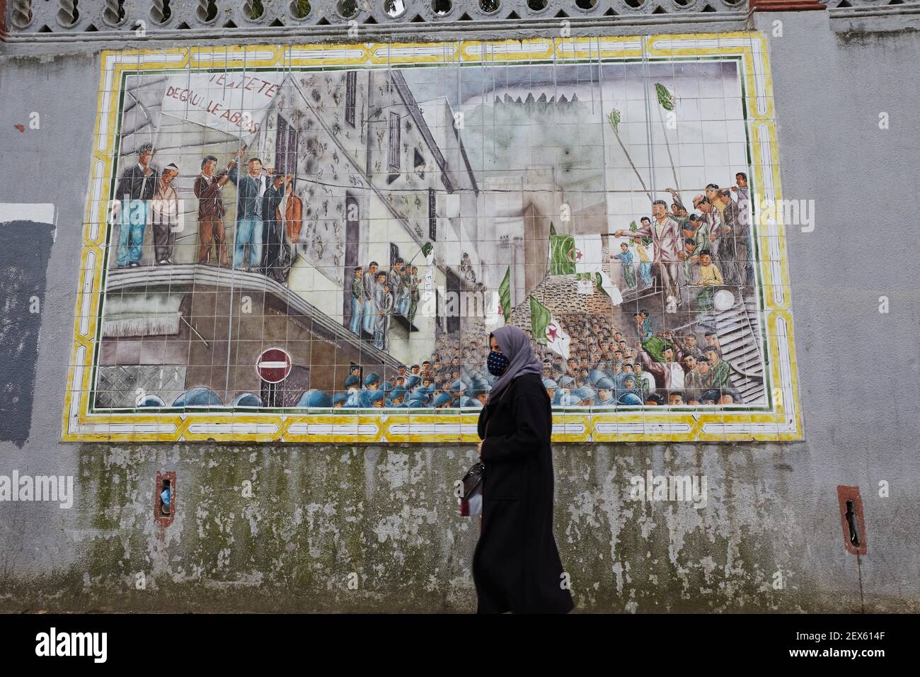 Vue sur la rue nommée d'après Ali Boumendjel le 3 mars 2021 à Alger, Algérie. Les forces françaises ont « torturé et assassiné » le défenseur algérien de la liberté Ali Boumendjel pendant la guerre d'indépendance de son pays, a admis mardi le président Emmanuel Macron, en réappelant officiellement un décès couvert de suicide. Macron a fait cette admission « au nom de la France » lors d’une rencontre avec les petits-enfants de Boumendjel. Les atrocités commises par les deux parties pendant la guerre d'indépendance algérienne de 1954-1962 continuent de peser sur les relations entre les pays. Boumendjel, un nationaliste et avocat, était un Banque D'Images