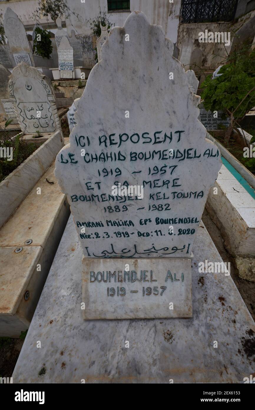 Une vue de la tombe d’Ali Boumendjel le 3 mars 2021 à Alger, en Algérie. Les forces françaises ont « torturé et assassiné » le défenseur algérien de la liberté Ali Boumendjel pendant la guerre d'indépendance de son pays, a admis mardi le président Emmanuel Macron, en réappelant officiellement un décès couvert de suicide. Macron a fait cette admission « au nom de la France » lors d’une rencontre avec les petits-enfants de Boumendjel. Les atrocités commises par les deux parties pendant la guerre d'indépendance algérienne de 1954-1962 continuent de peser sur les relations entre les pays. Boumendjel, un nationaliste et avocat, a été arrêté pendant Banque D'Images