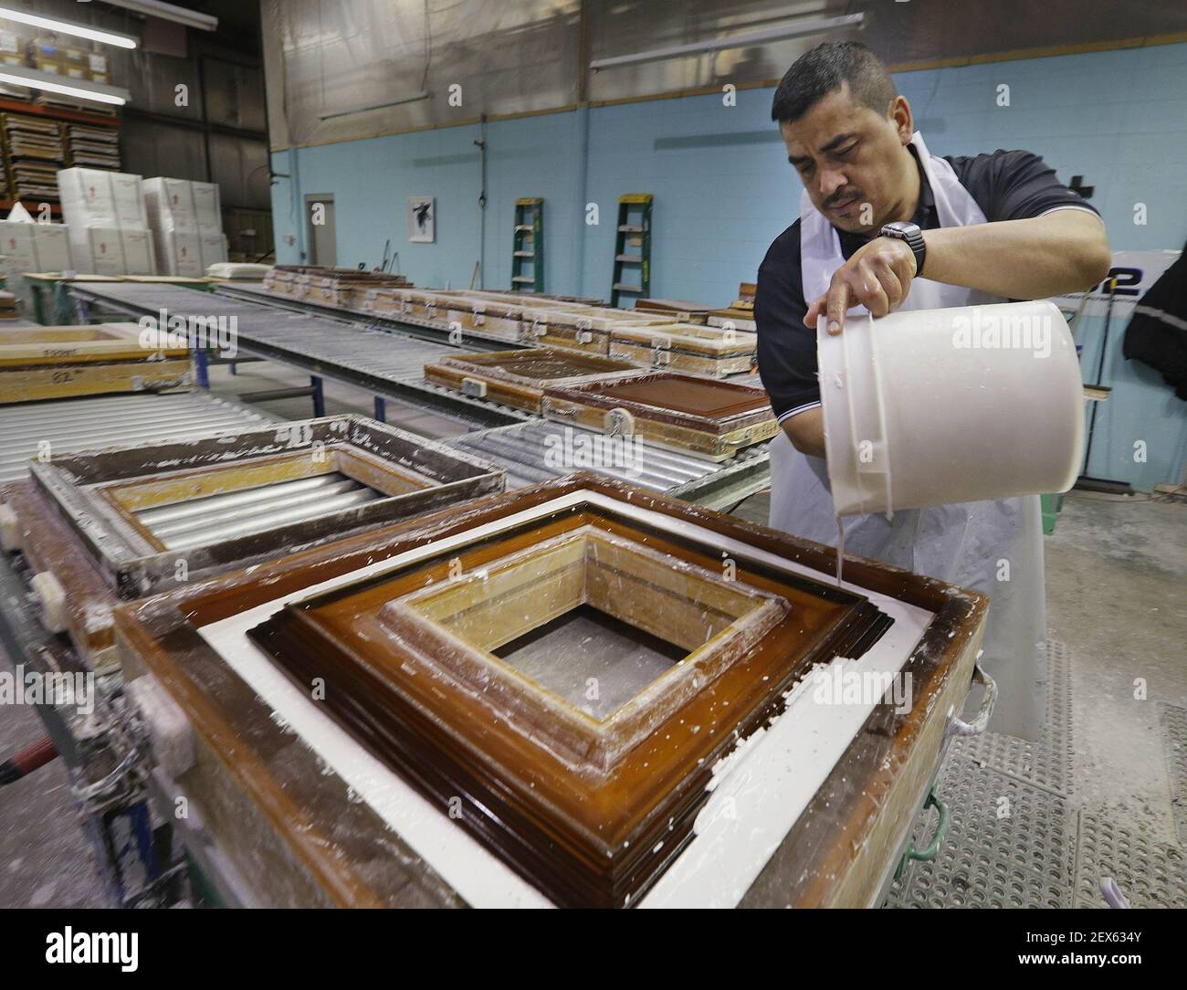 Hector Rodriguez verse du plâtre humide dans un moule à Above View, une  société de Milwaukee qui fabrique des tuiles décoratives de plafond qui ont  été installés dans des salles de jeux