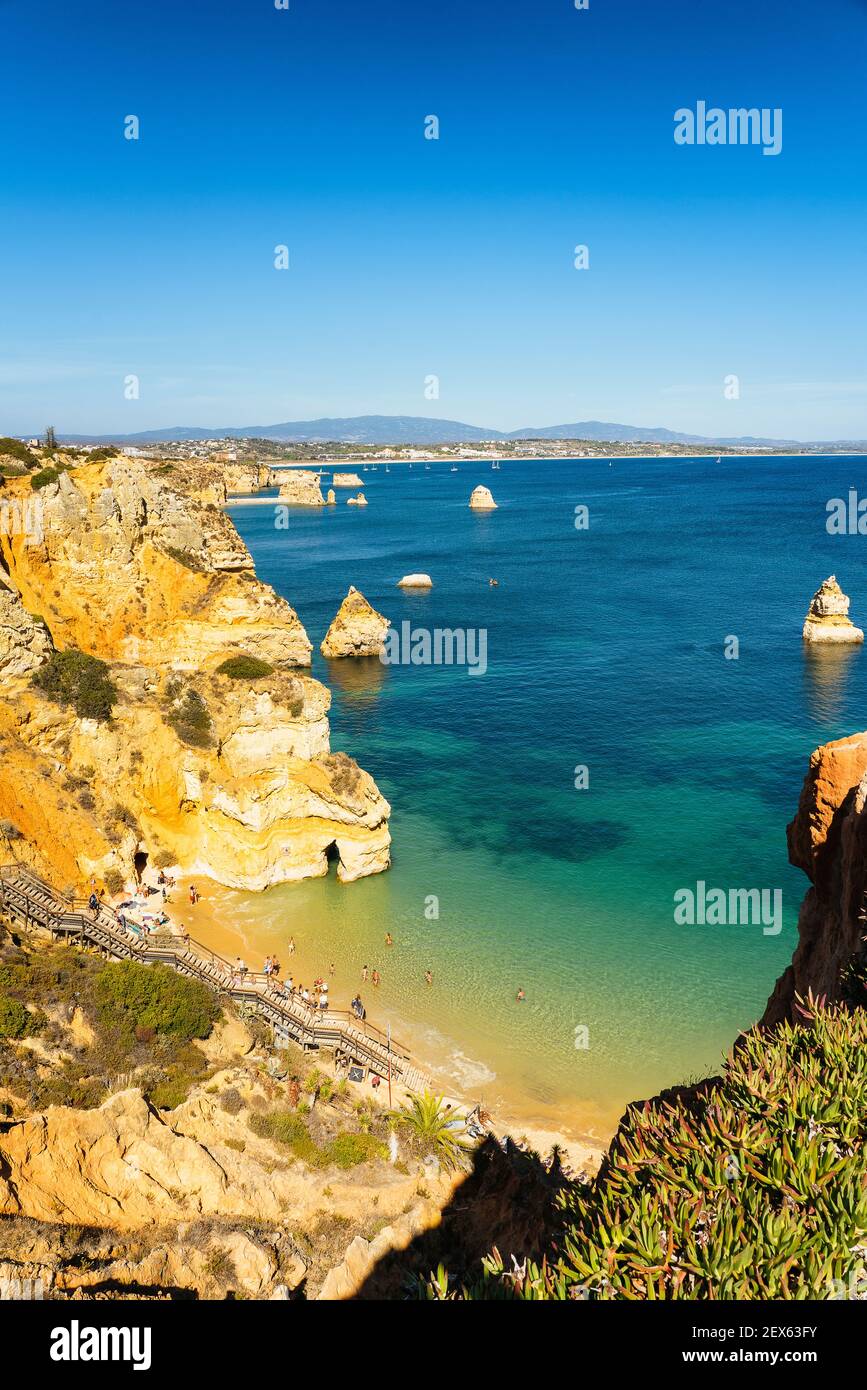 Vue panoramique sur la plage de do Camilo à Lagos, Algarve, Portugal Banque D'Images