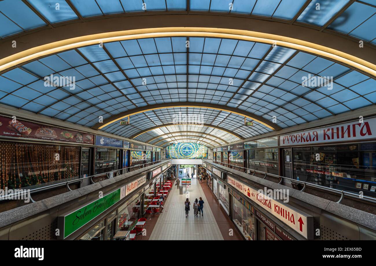 Prague / République Tchèque - 08 01 2020: Décoration intérieure d'une galerie de magasins et de restaurants dans le style art nouveau Banque D'Images