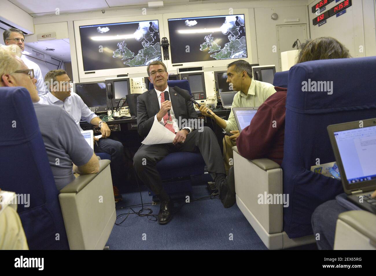 Le secrétaire à la Défense Ash carter tient un briefing de presse en volant de Stuttgart, en Allemagne, à joint base Andrews après avoir effectué un voyage de 11 jours qui a fait des arrêts à Hawaï, Singapour, Vietnam, Inde et Allemagne, le 5 juin, 2015. (Photo de Glenn Fawcett/DoD) *** Veuillez utiliser le crédit du champ de crédit *** Banque D'Images