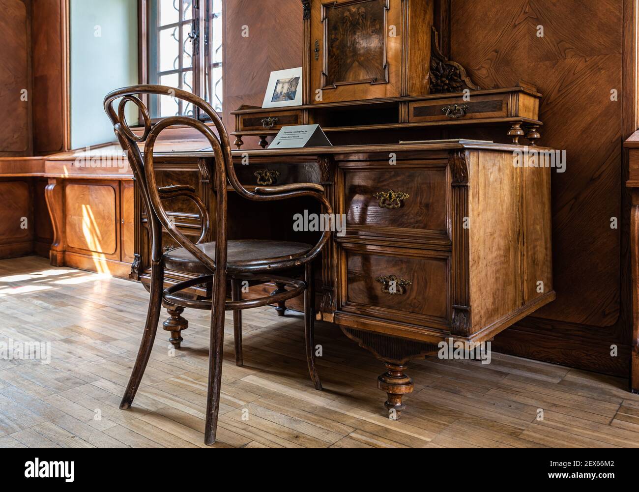 Prague / République tchèque - 08 01 2020: Bureau du secrétaire en bois dans le musée Antonin Dvorak Banque D'Images