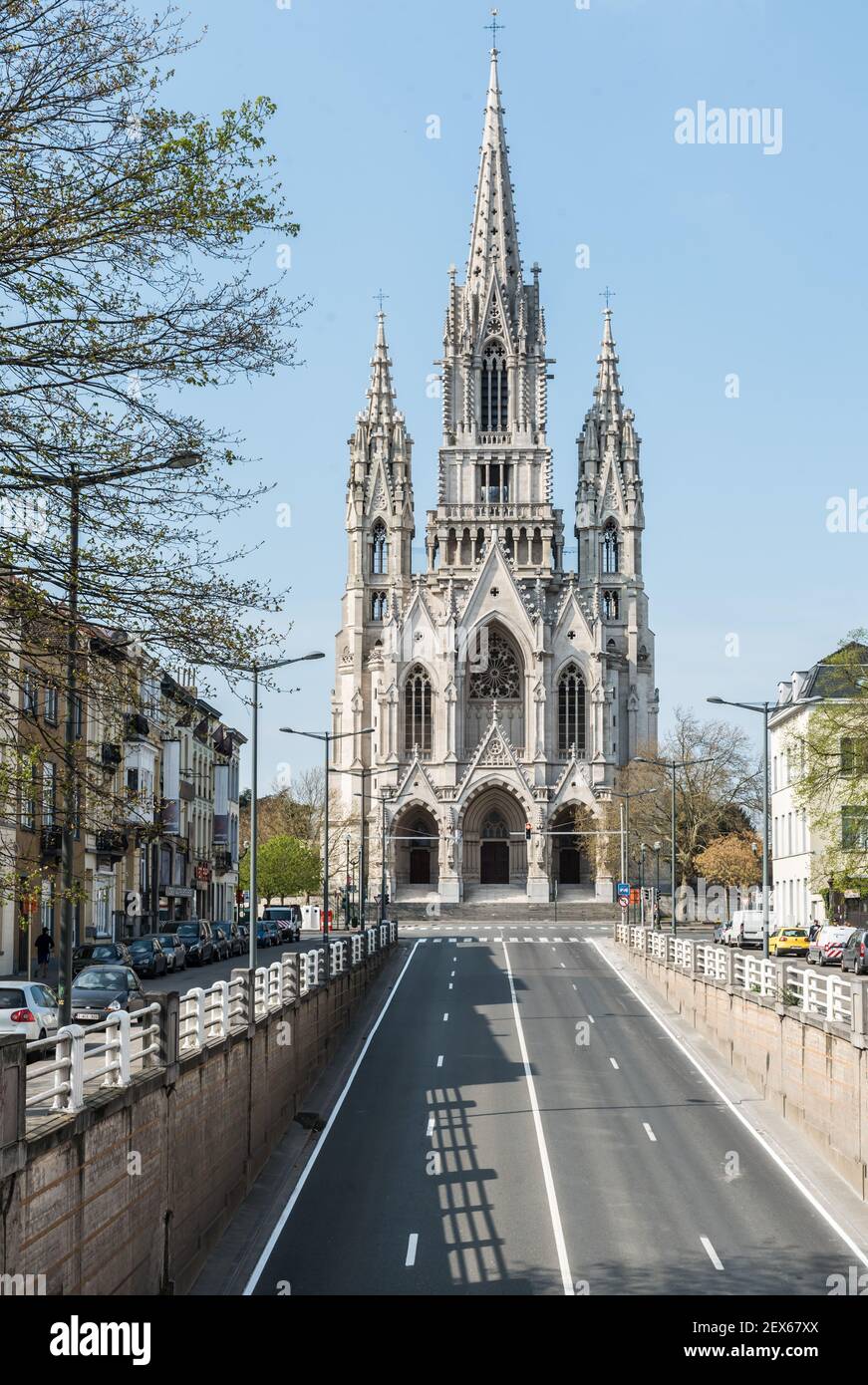 Vue sur le tunnel de circulation vide et le néo gothique Notre Dame de Laeken Église catholique Banque D'Images