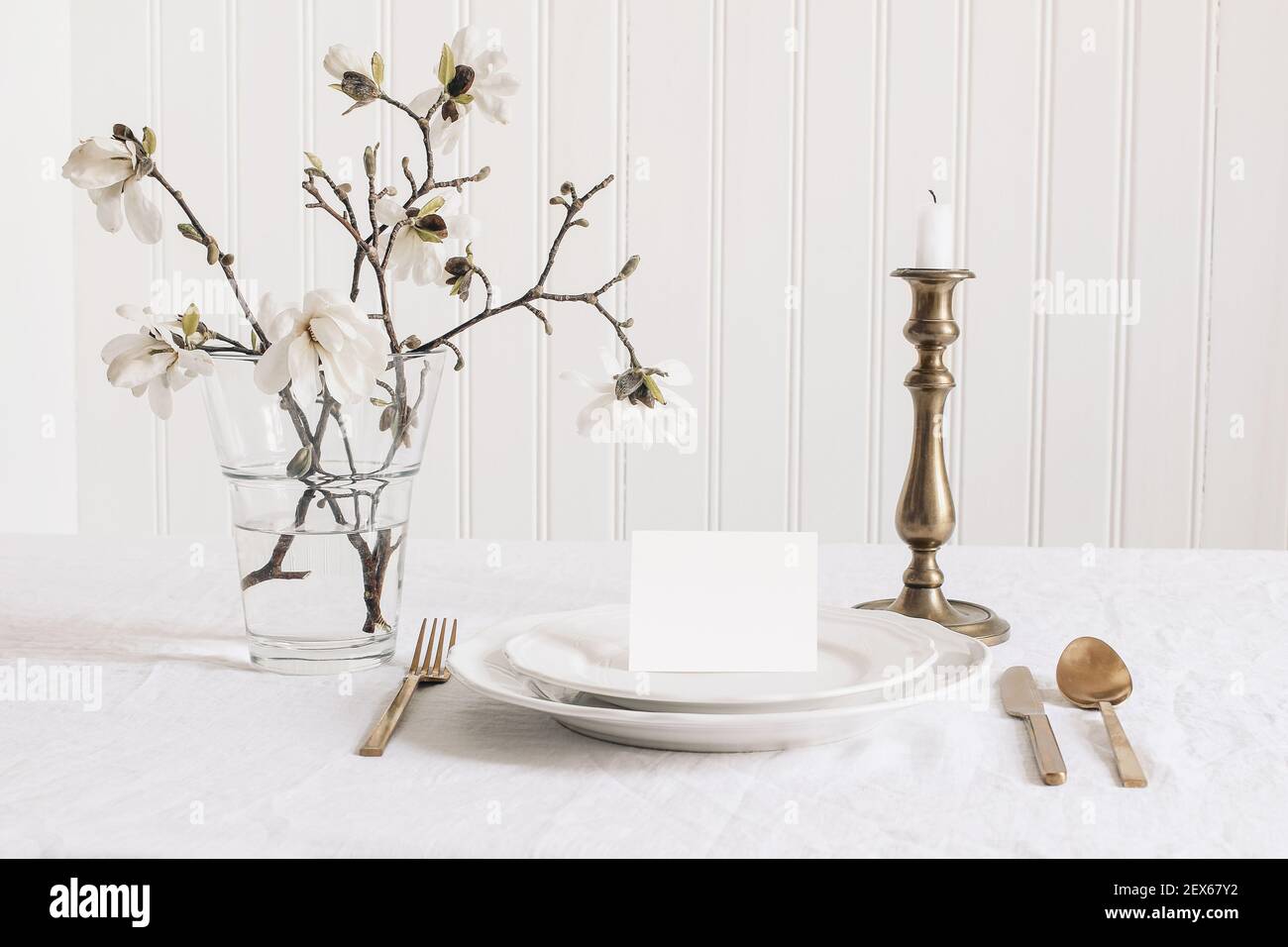 Maquette de papeterie de mariage. Carte d'affaires vierge, carte papier RSVP sur plaque. Table festive avec chandelier en laiton. Toile de fond de nappe en lin Banque D'Images Maquette de papeterie de mariage. Carte d'affaires vierge, carte papier RSVP sur plaque. Table festive avec chandelier en laiton. Toile de fond de nappe en lin Banque D'Images