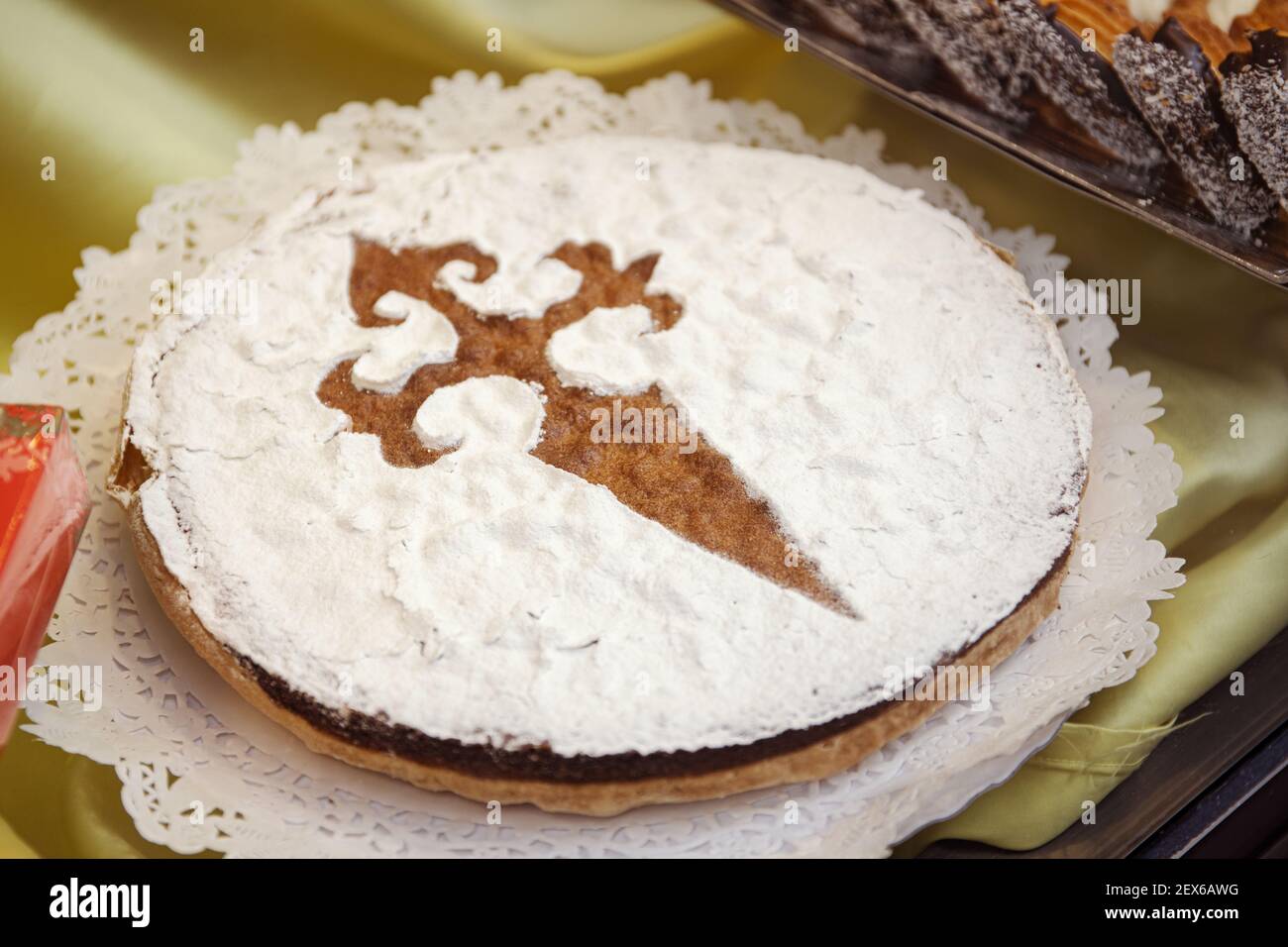 Tarte A Santiago Avec Sucre En Poudre Et Croix Tarte Douce Sur La Vitrine De La Boulangerie De Saint Jacques De Compostelle Espagne Dessert Typique De La Cuisine Galice Photo Stock Alamy