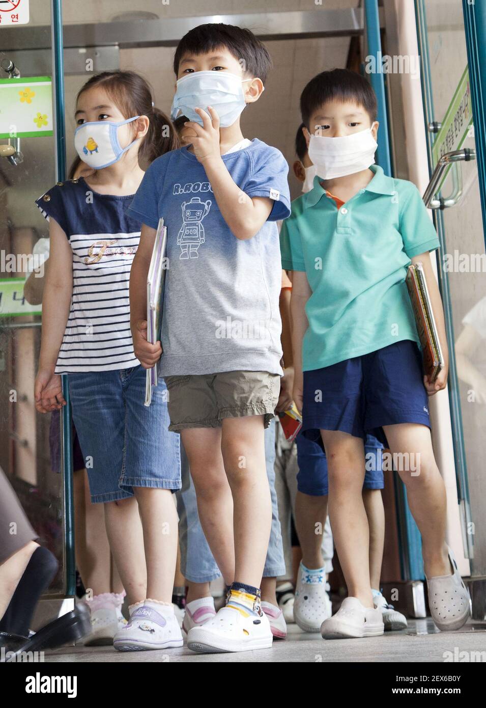 9 juin 2015 - Séoul, Corée du Sud : les élèves de l'école primaire sud-coréenne portent un masque facial par mesure de précaution contre le virus du syndrome respiratoire du Moyen-Orient (mers) lorsqu'ils lisent des livres à l'école primaire Midong à Séoul, en Corée du Sud, le 9 juin 2015. Crédit photo: Lee Young-ho *** Veuillez utiliser le crédit du champ de crédit *** Banque D'Images