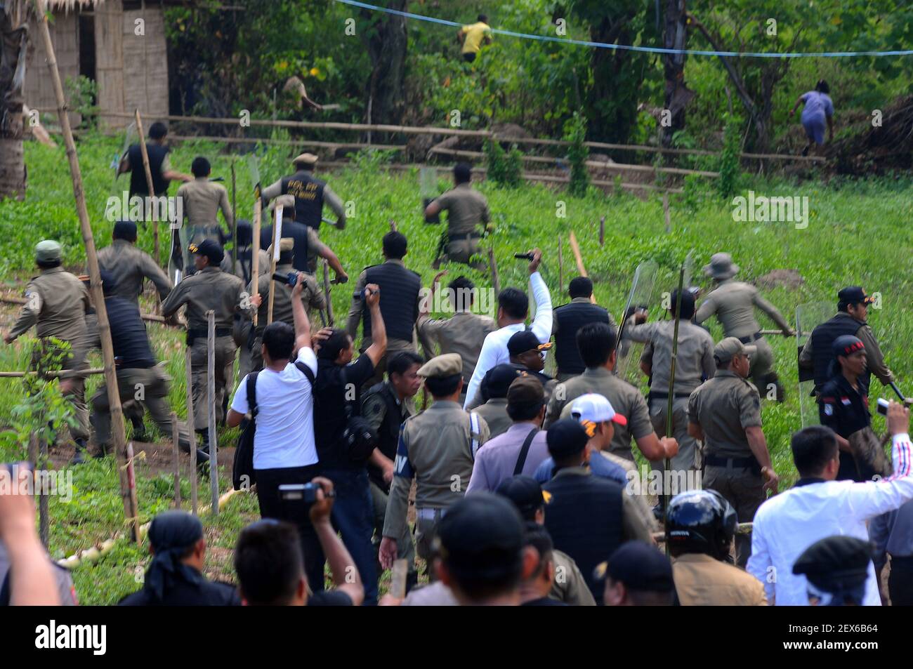 L'unité de police de la fonction publique ( Satpol PP ) s'est heurtée à des résidents alors que la démolition de bâtiments illégaux dans le village de Pangiang a commencé. Les affrontements se sont produits lorsque les deux acres de terre appartenant au Multi Food ont été saisis par les résidents puisqu'ils le revendiquent comme propriété des gouvernements. (Photo de Inayah Azmi Atifah/Pacific Press) *** Veuillez utiliser le crédit de la zone de crédit *** Banque D'Images