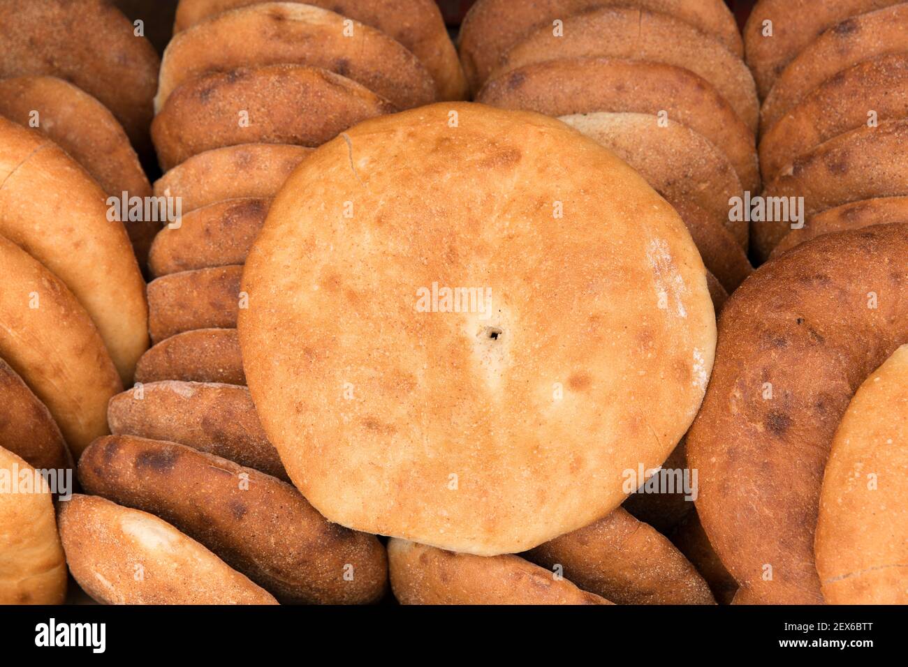 pain plat en vente dans une boulangerie du marché Banque D'Images