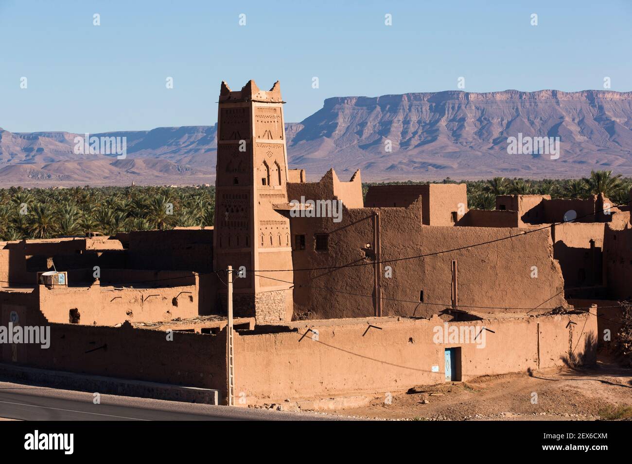 Kasbah sur la vallée du Draa, villes fortifiées en brique de boue Banque D'Images