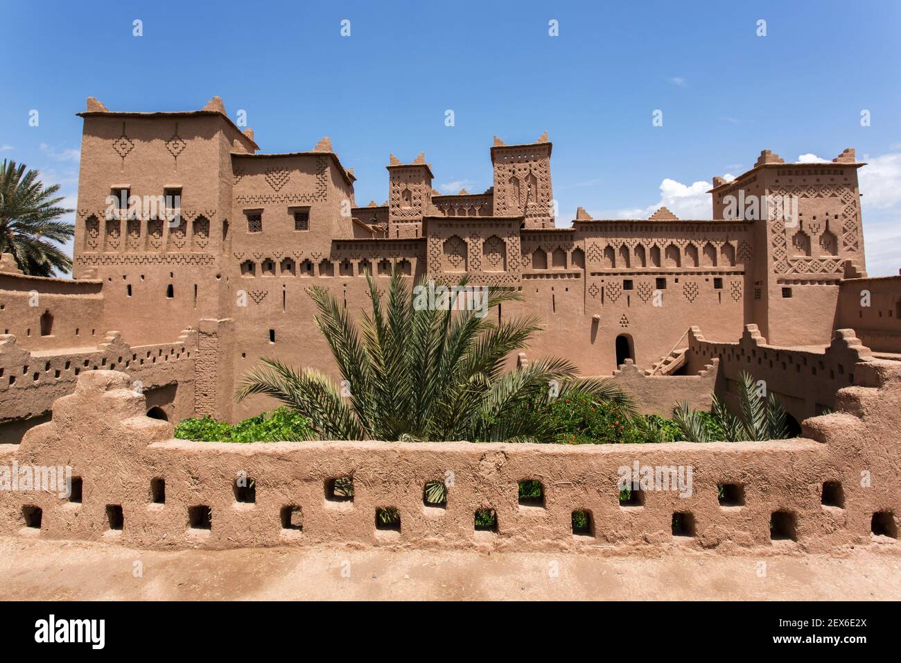 La Kasbah d'Amerhidil, une fortification en brique de boue maintenant restaurée Banque D'Images