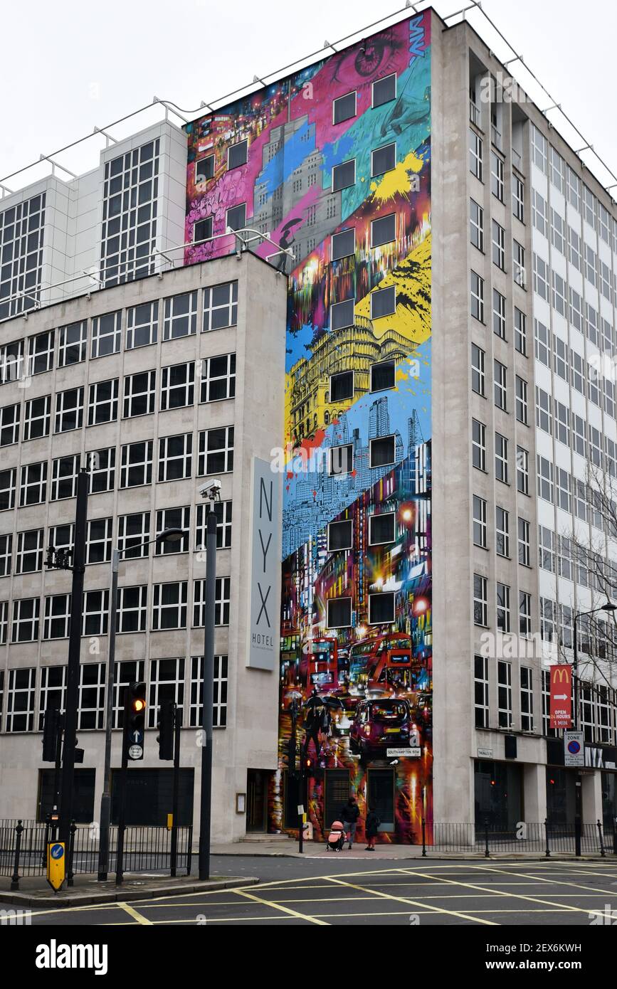 Southampton Row, Holborn, Londres, Royaume-Uni. 4 mars 2021. La plus grande fresque de Londres de l'artiste de rue Dan Kitchener sur le mur de l'hôtel NYX London, Holborn. Crédit : Matthew Chattle/Alay Live News Banque D'Images