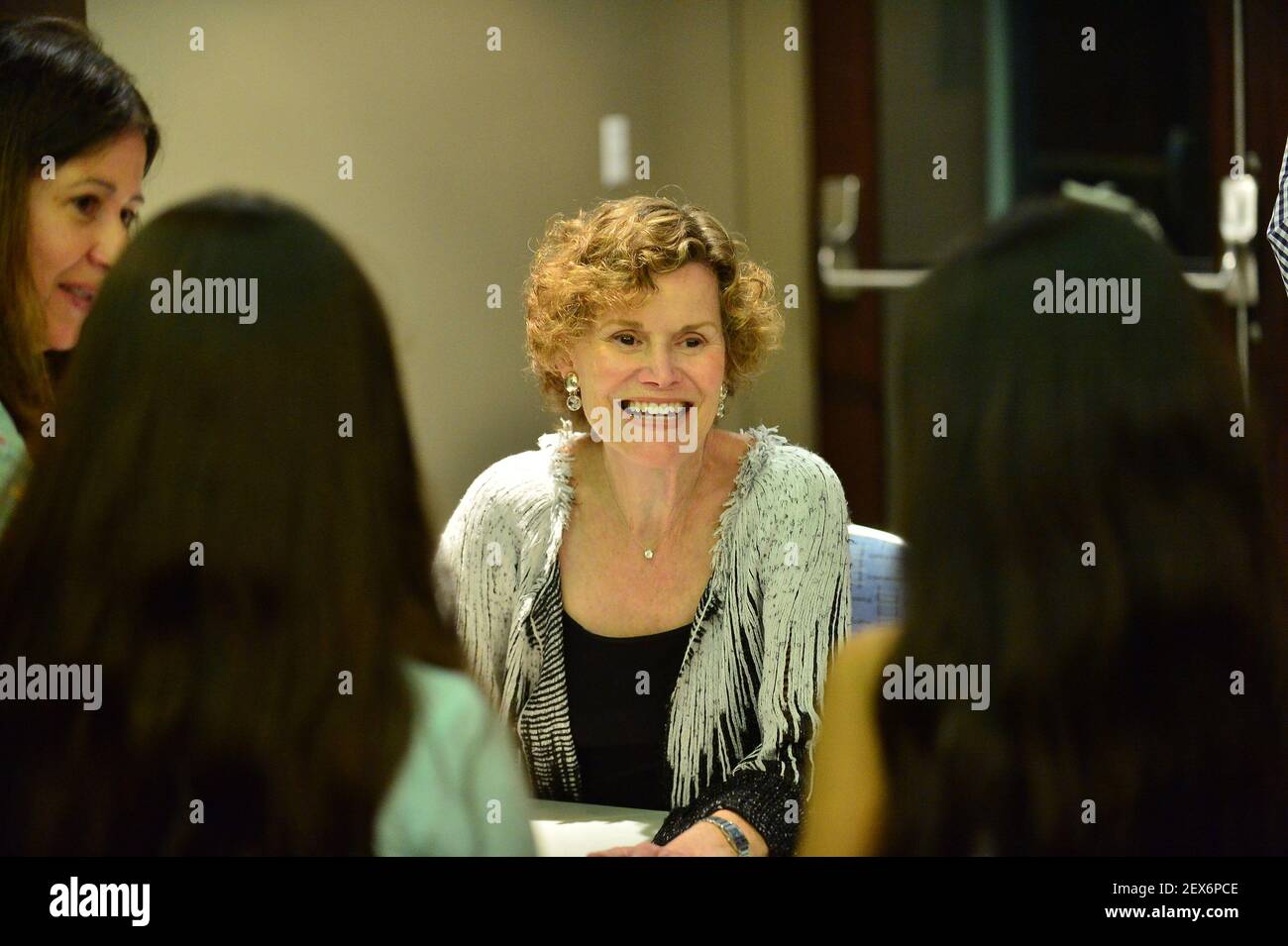 Auteur Judy Blume en conversation avec Alicia Zuckerman de WLRN au sujet du nouveau livre de Judy Blume "dans l'événement improbable" à Temple Judea à Coral Gables, Floride, le 15 juin 2015 (photo par JL) *** Veuillez utiliser le crédit du champ de crédit *** Banque D'Images
