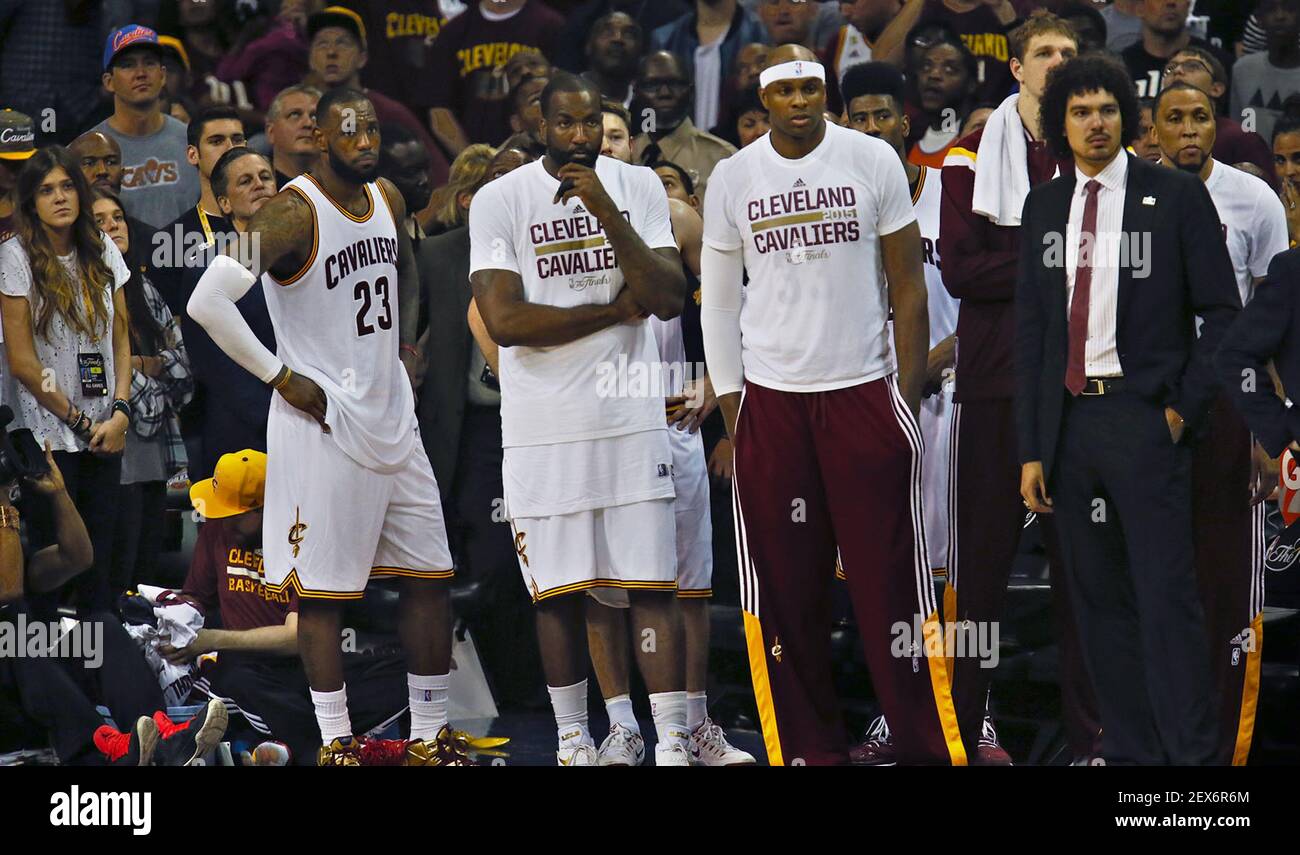 De gauche à droite, LeBron James, Kendrick Perkins, Brendan Haywood et Anderson Varejao des Cleveland Cavaliers regardent depuis le banc les joueurs de l'État d'or commencer à célébrer une fois le temps écoulé dans la partie 6 des finales de la NBA à Quicken Loans Arena à Cleveland le mardi 16 juin 2015. Les Warriors ont gagné, 105-97, pour remporter le championnat. (Photo par Ed Suba Jr./Akron Beacon Journal/TNS) *** Veuillez utiliser le crédit du champ de crédit *** Banque D'Images