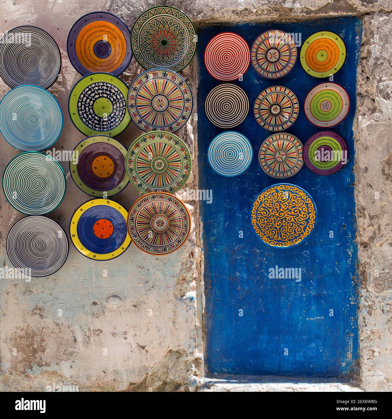 Maroc, Essaouira, poterie exposée à l'extérieur d'une boutique Banque D'Images