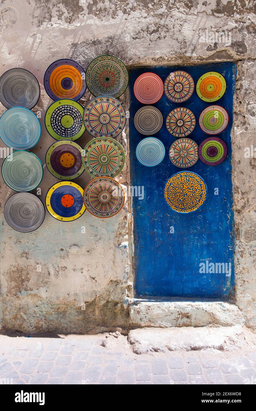 Maroc, Essaouira, poterie exposée à l'extérieur d'une boutique Banque D'Images