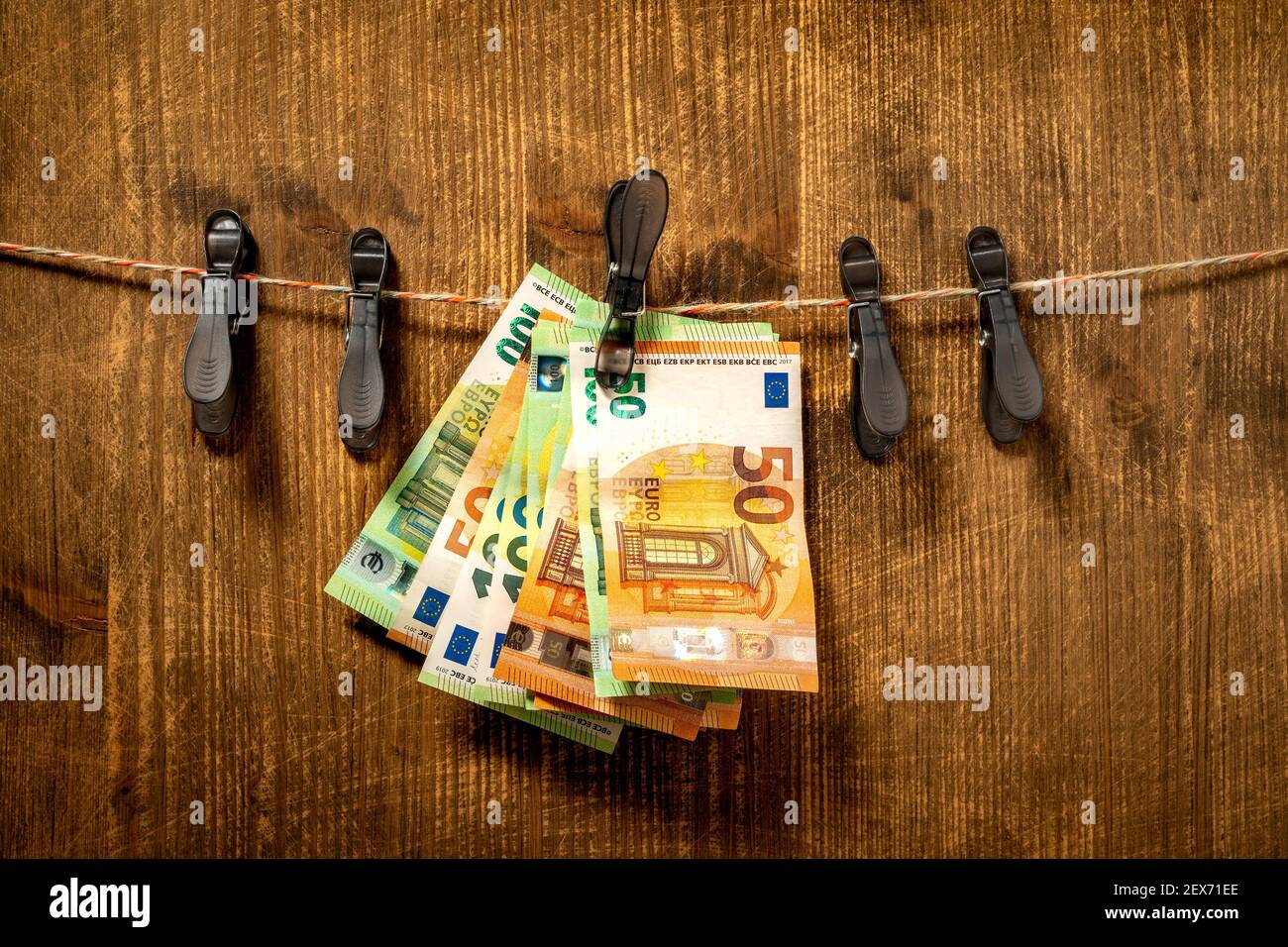 Concept de blanchiment d'argent avec un bouquet d'euros sur les vêtements ligne Banque D'Images