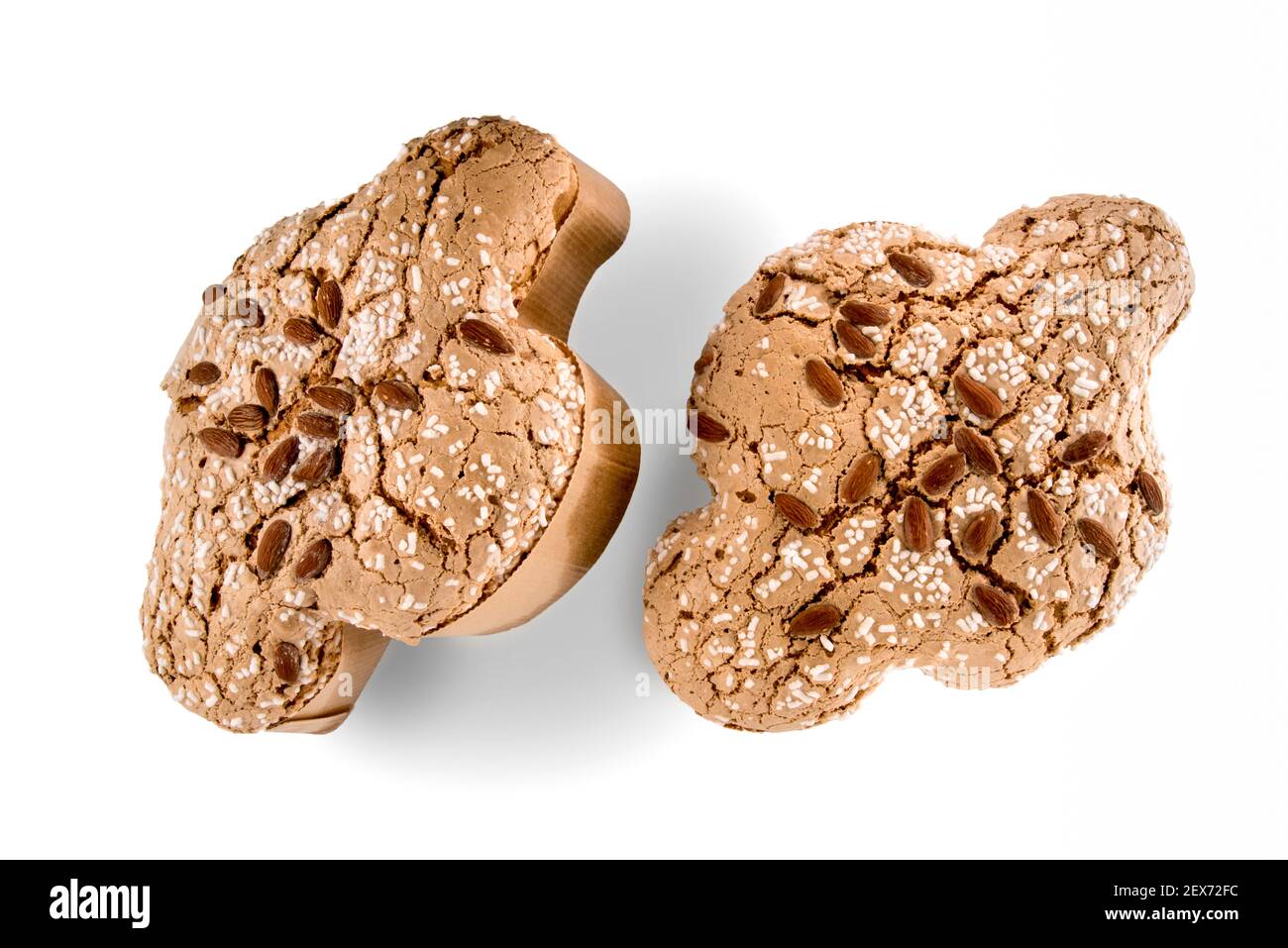Colomba Pasquale Colombe Traditionnelle Italienne De Paques Avec Sucre Glace Et Amandes Sur Le Dessus Deux Gateaux Isoles Sur Fond Blanc Photo Stock Alamy