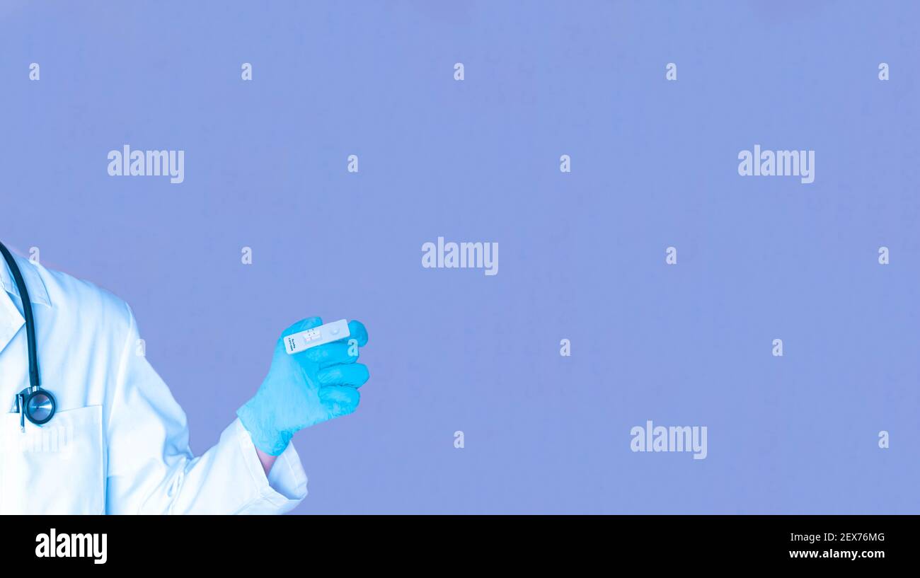 Test de détection rapide de l'antigène RADT à focalisation sélective pour le virus COVID-19 maladie détenue par un médecin donnant le concept de résultat négatif de ecouvillon d'anticorps rapide sa Banque D'Images