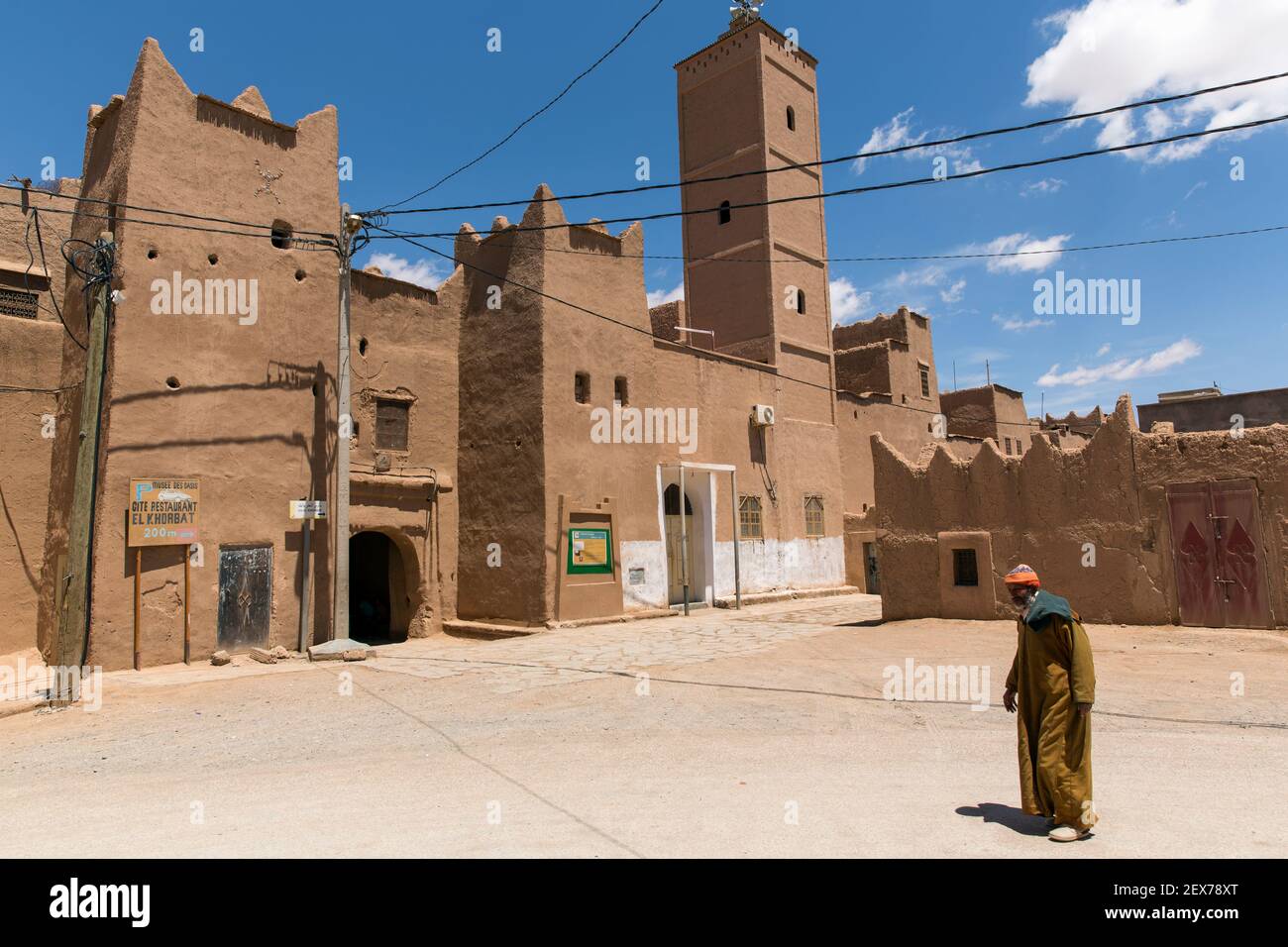 Maroc, Tinejdad, vallée de Todra, Ksar El Khorbat, est un village de murs fortifiés en terre, avec une ou plusieurs entrées monumentales Banque D'Images