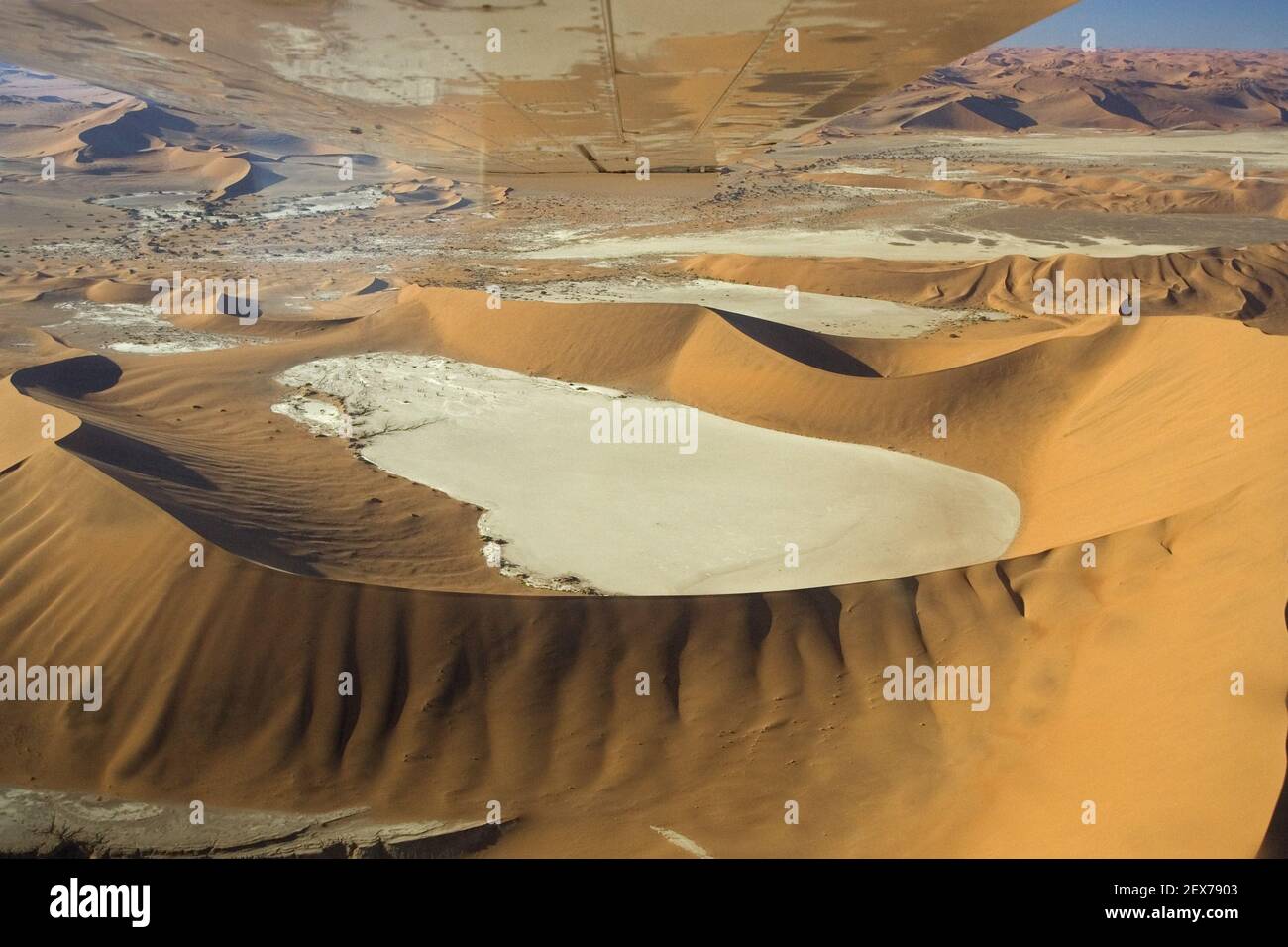 Vue aérienne du plateau d'argile de Deadvlei, parc national Namib Naukluft, Namibie, Afrique, vue aérienne du plateau d'argile, Dead Vlei Namib Nau Banque D'Images
