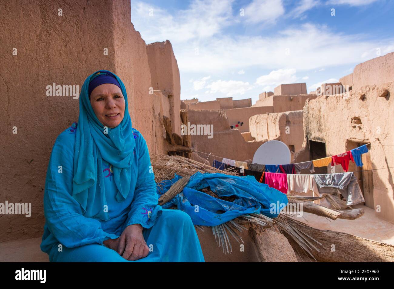 Maroc,Tinejdad,Todra Valley,Ksar El Khorbat,a Ksar est un village entouré de murs, fait de terre, portrait d'une femme Banque D'Images