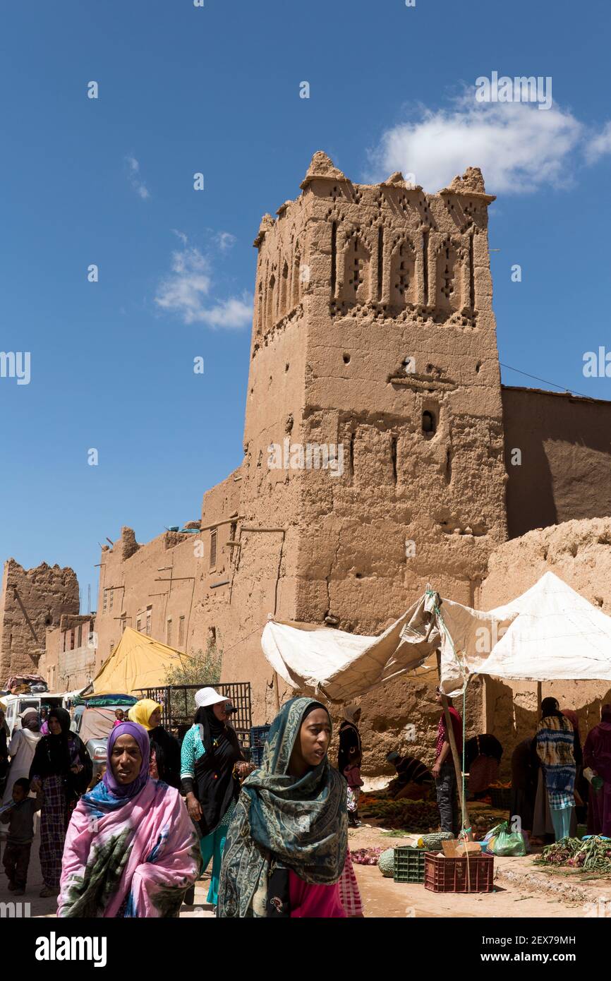 Maroc, Tinejdad, vallée de Todra, Ksar El Khorbat, est un village de murs fortifiés en terre, avec une ou plusieurs entrées monumentales Banque D'Images