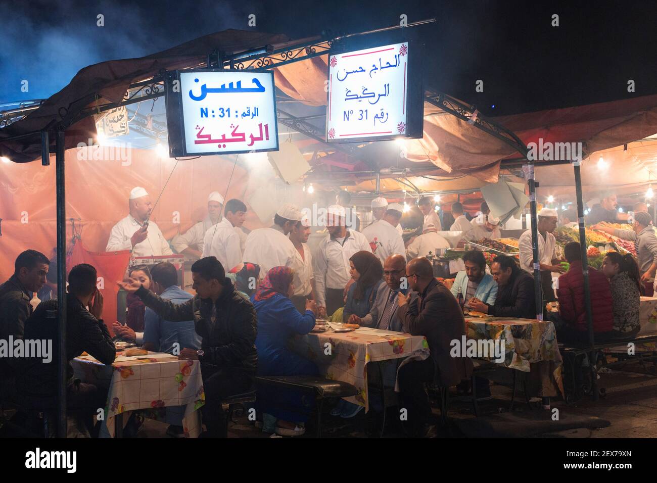 Maroc, Marrakech, stands de nourriture à la place Jemaa el-Fna au crépuscule Banque D'Images