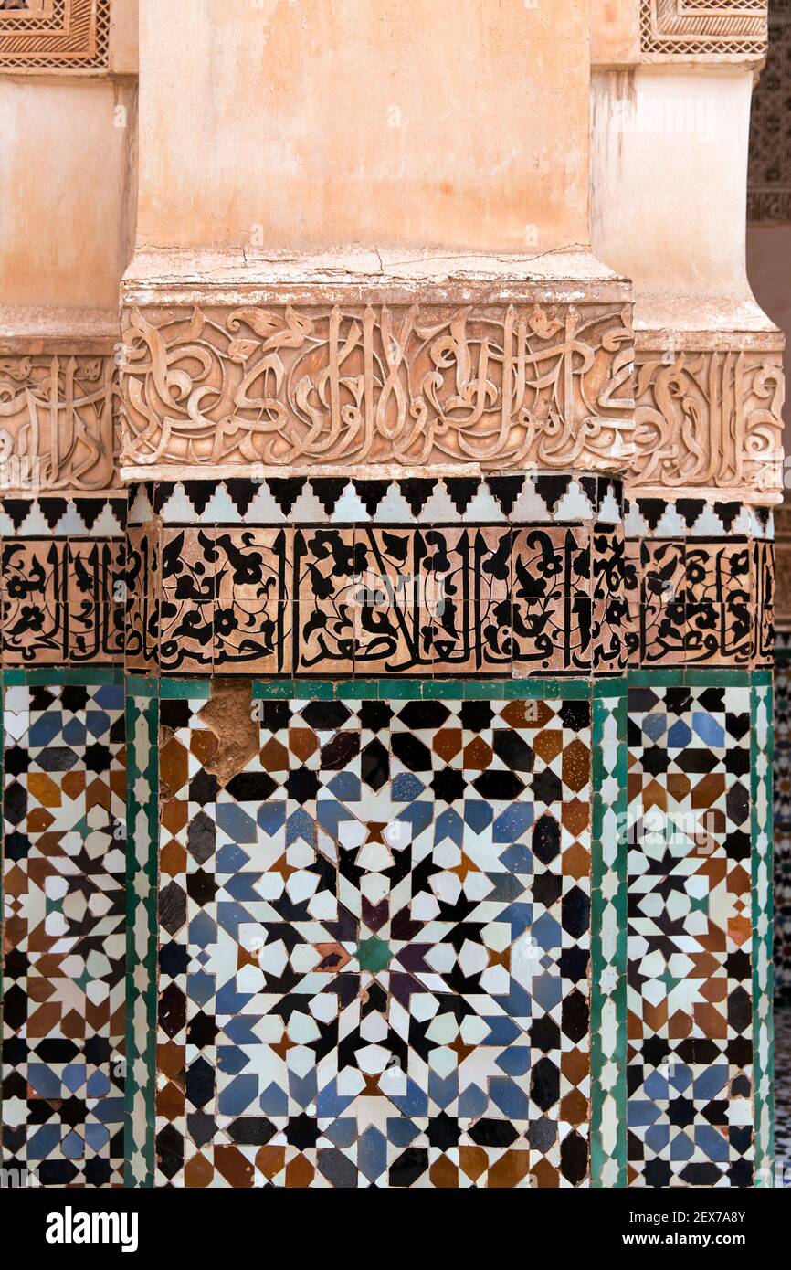 Maroc,Marrakech,Ben Youssef Medersa, construit en 1564, carrelage zellij et calligraphie Banque D'Images