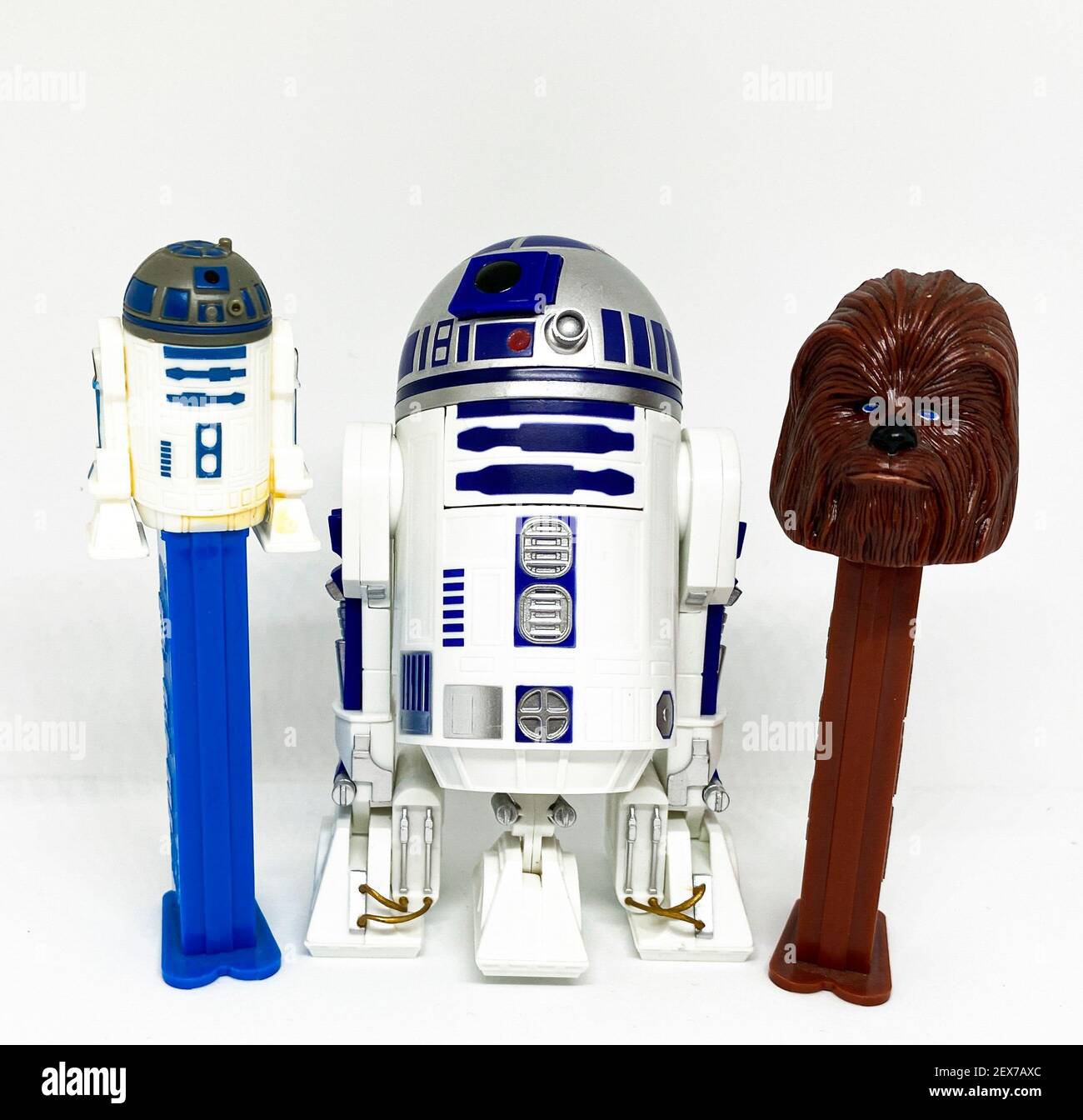 West Isp, New York, Etats-Unis - 2 février 2021 : conteneurs et figurines de jeu Star Wars Pez sur fond blanc. Banque D'Images