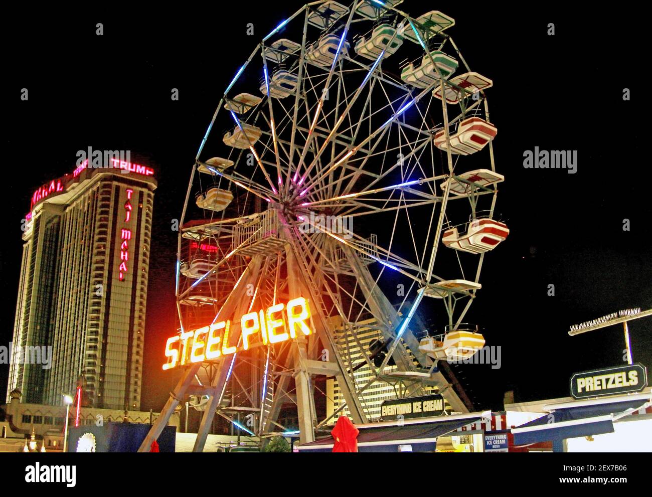 Atlantic City, New Jersey, États-Unis - 19 juillet 2015 : la roue de ferris Steel Pier sur la promenade d'Atlantic City la nuit avec des hôtels en arrière-plan à ni Banque D'Images