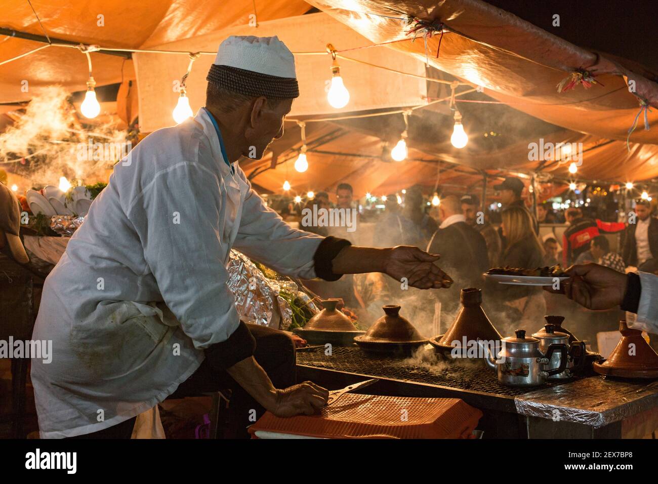 Maroc, Marrakech, stands de nourriture à la place Jemaa el-Fna au crépuscule Banque D'Images
