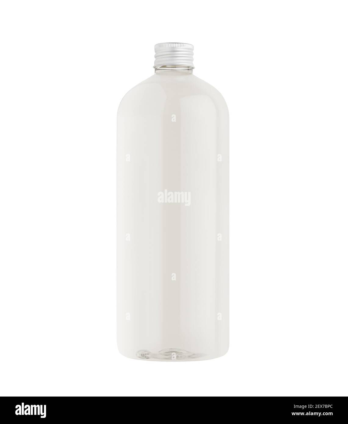 Grande bouteille en plastique transparent avec eau, maquette de bouchon argenté, isolée. Modèle pour portefeuille, conception, identité de marque. Banque D'Images