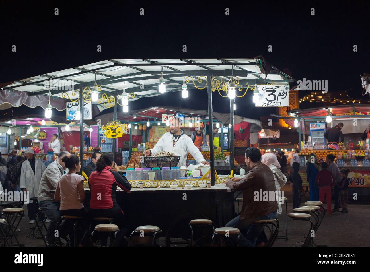 Maroc, Marrakech, stands de nourriture à la place Jemaa el-Fna au crépuscule Banque D'Images