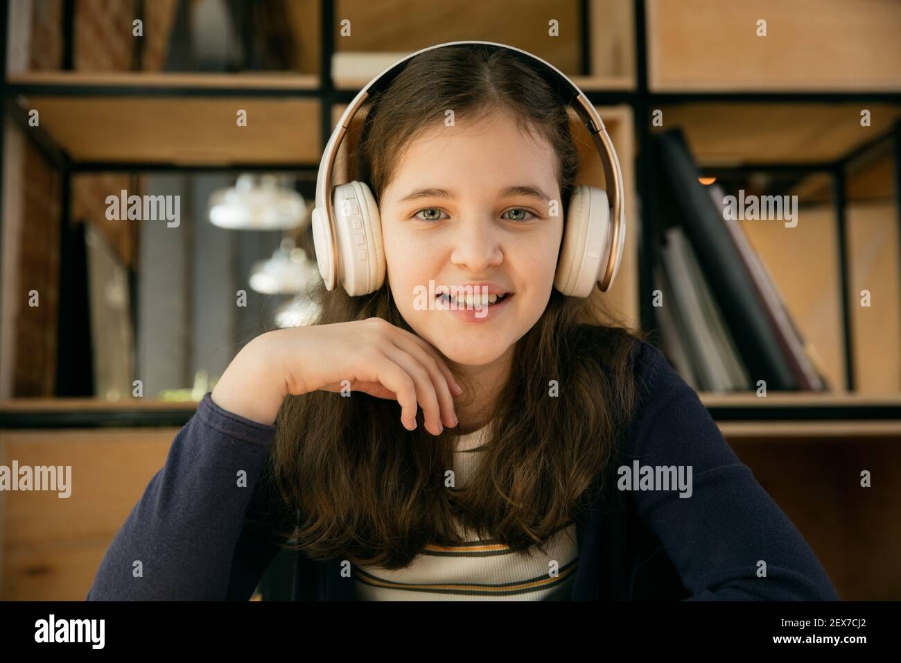 Petite fille portant des écouteurs pendant le cours d'éducation en ligne, leçon, vue de l'écran. Utilisation d'un casque. Concept d'utilisation facile et confortable, éducation, en ligne, enfance, des technologies modernes pour la remotion. Banque D'Images