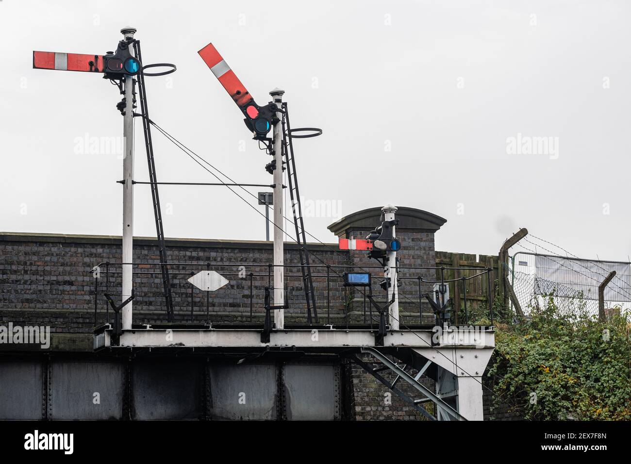 Un bras de signaux de sémaphore du quadrant supérieur, y compris shunt miniature signaux Banque D'Images