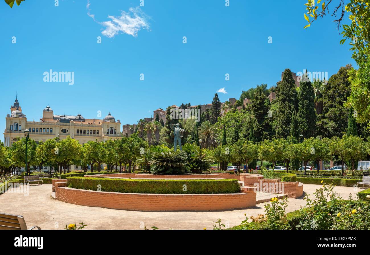 Vue panoramique sur les jardins Pedro Luis Alonso, l'hôtel de ville et le château Alcazaba à Malaga. Andalousie, Espagne Banque D'Images